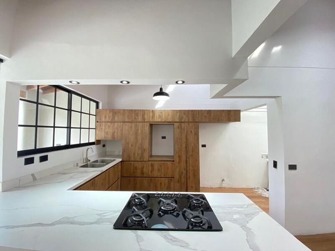 Casa de 5 alcobas en arriendo en Loma Benedictinos, Envigado, 336 m² · foto 3 de 24