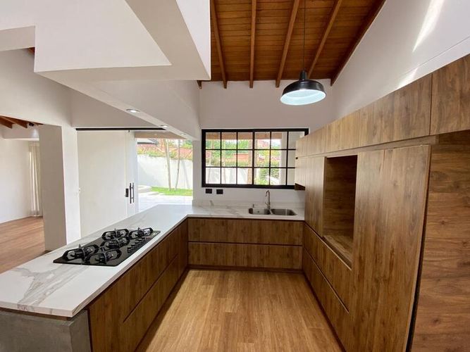 Casa de 5 alcobas en arriendo en Loma Benedictinos, Envigado, 336 m² · foto 4 de 24