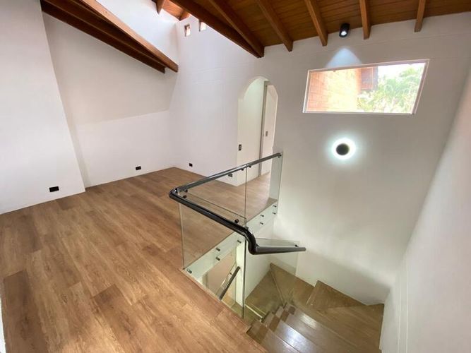 Casa de 5 alcobas en arriendo en Loma Benedictinos, Envigado, 336 m² · foto 6 de 24