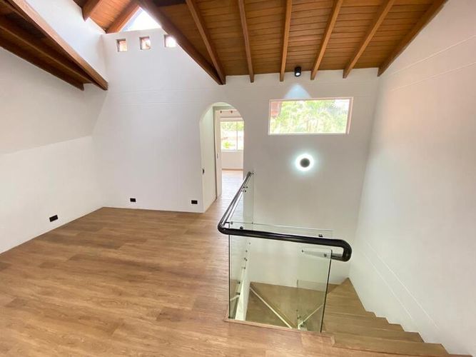 Casa de 5 alcobas en arriendo en Loma Benedictinos, Envigado, 336 m² · foto 7 de 24