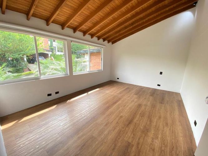 Casa de 5 alcobas en arriendo en Loma Benedictinos, Envigado, 336 m² · foto 11 de 24