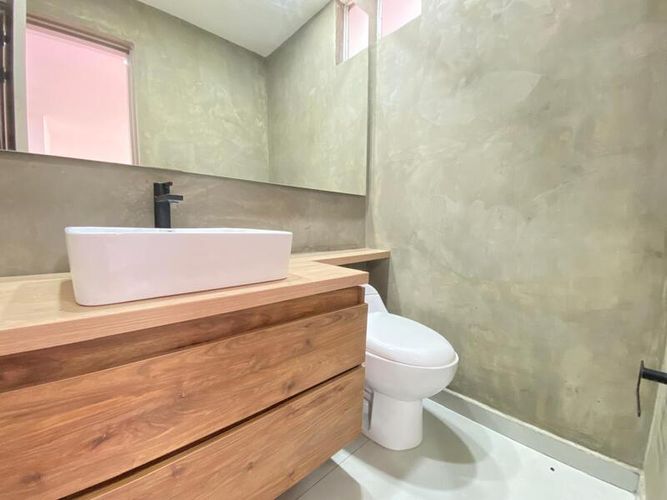 Casa de 5 alcobas en arriendo en Loma Benedictinos, Envigado, 336 m² · foto 17 de 24
