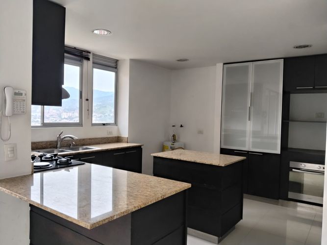Apartamento de 3 alcobas en arriendo en El Poblado, Medellín, 130 m² · foto 4 de 20