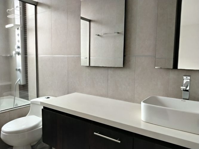 Apartamento de 3 alcobas en arriendo en El Poblado, Medellín, 130 m² · foto 19 de 20