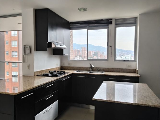 Apartamento de 3 alcobas en arriendo en El Poblado, Medellín, 130 m² · foto 3 de 20