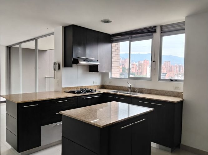 Apartamento de 3 alcobas en arriendo en El Poblado, Medellín, 130 m² · foto 5 de 20