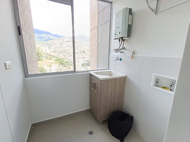 Apartamento de 3 alcobas en arriendo en Camino Verde, Envigado, 85 m² · foto 3 de 14