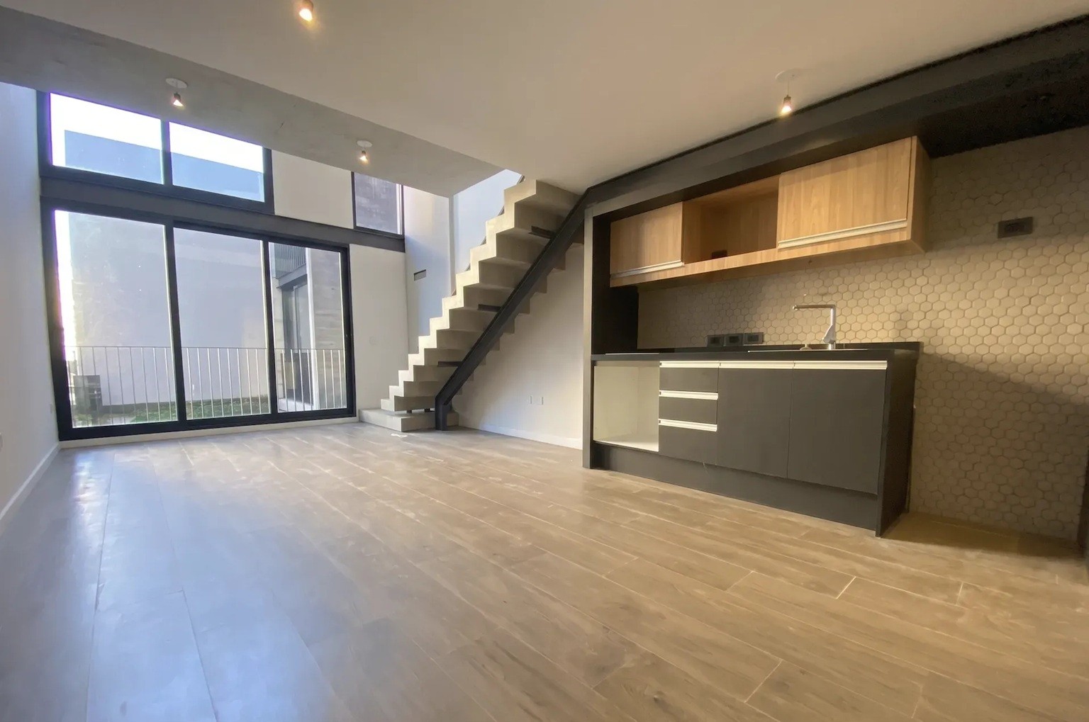 ALQUILER EN PUNTA CARRETAS, LOFT MODERNO DE 1 DORMITORIO, TERRAZA COMUN CON PARRILLERO, GASTOS COMUNES BAJOS · Foto 1