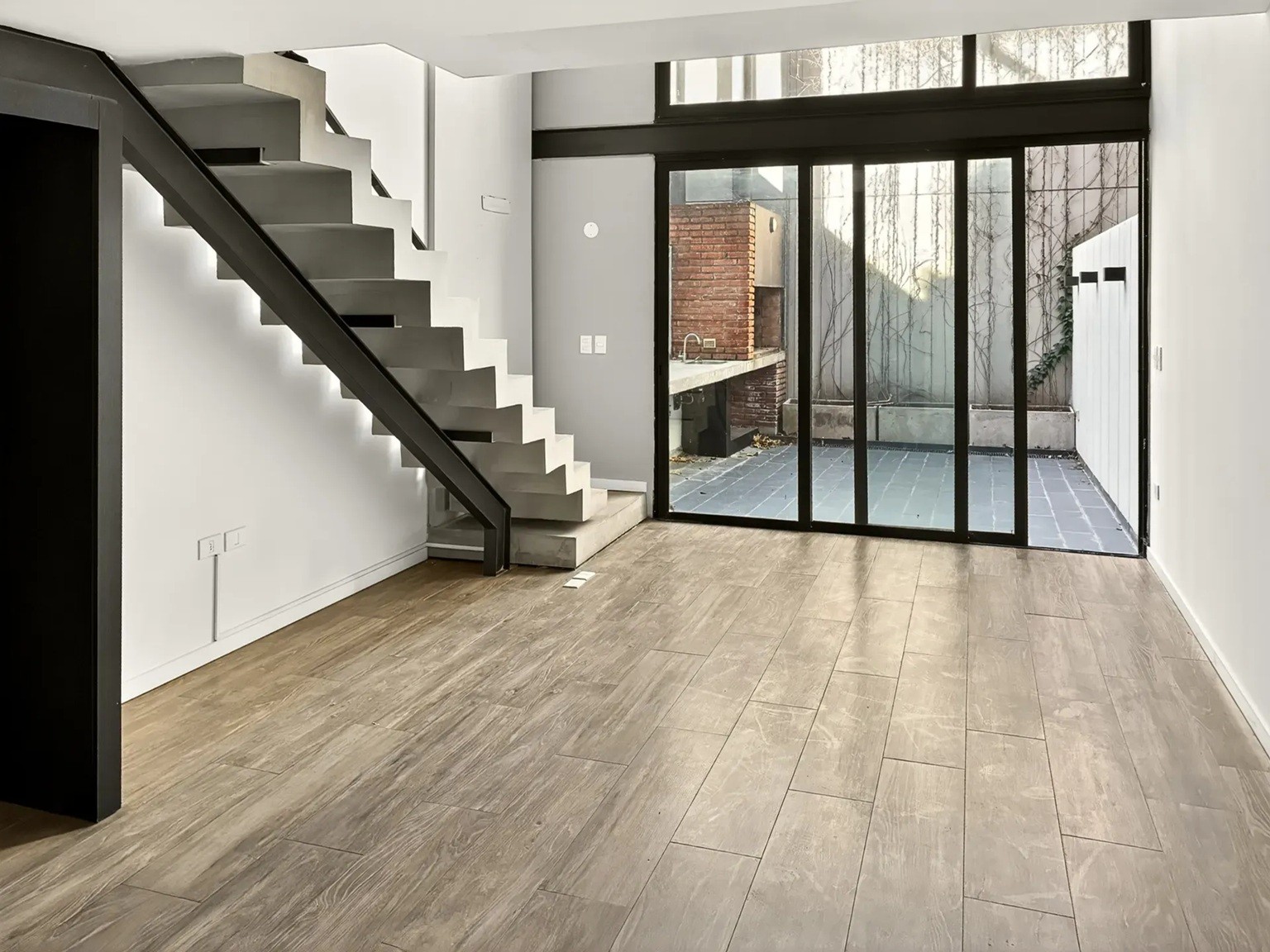 ALQUILER EN PUNTA CARRETAS, DUPLEX DE 1 DORMITORIO EN PLANTA BAJA, PATIO CON PARRILLERO, GASTOS BAJOS