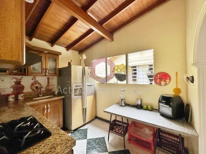 Casa de 5 alcobas en venta en Boston, Medellín, 236 m² · foto 2 de 24