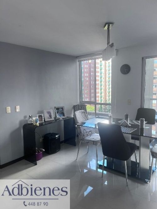 Apartamento de 3 alcobas en venta en Loma De Los Bernal, Medellín, 100 m² · foto 3 de 9