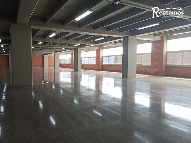 Local en arriendo en Santa Fe, Medellín, 924 m² · foto 2 de 24