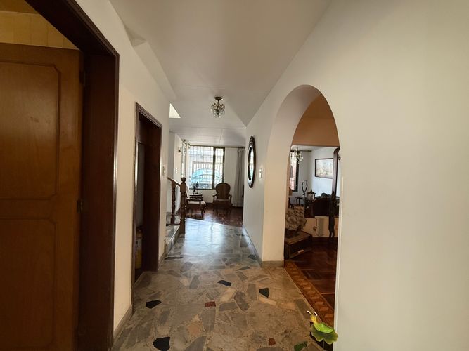 Casa de 4 alcobas en venta en El Batán, Bogotá, 250 m² · foto 8 de 24