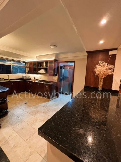 Casa de 4 alcobas en venta en Loma Del Escobero, Envigado, 382 m² · foto 6 de 24