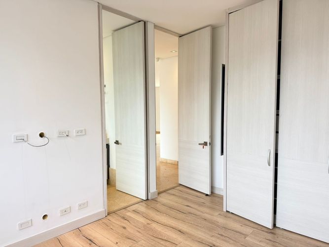 Apartamento de 3 alcobas en arriendo en El Poblado, Medellín, 230 m² · foto 13 de 18