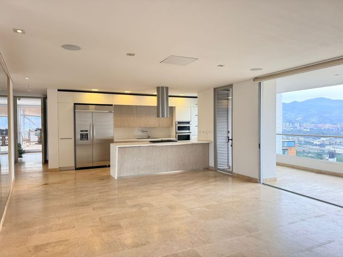 Apartamento de 3 alcobas en arriendo en El Poblado, Medellín, 230 m² · foto 4 de 18