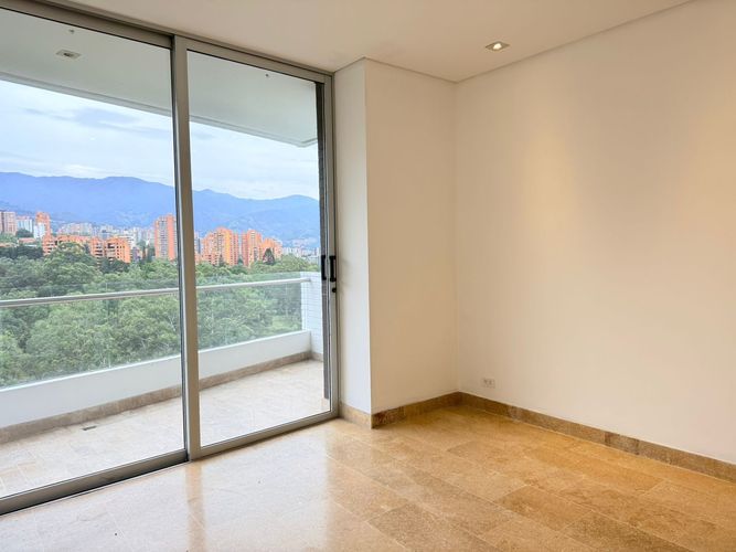 Apartamento de 3 alcobas en arriendo en El Poblado, Medellín, 230 m² · foto 2 de 18