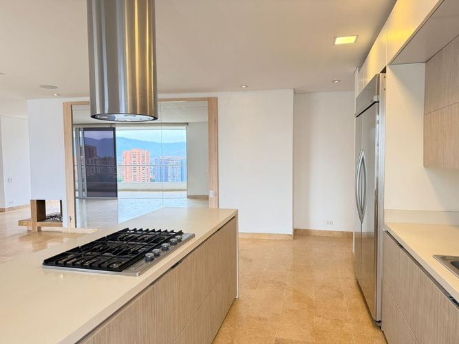 Apartamento de 3 alcobas en arriendo en El Poblado, Medellín, 230 m² · foto 9 de 18
