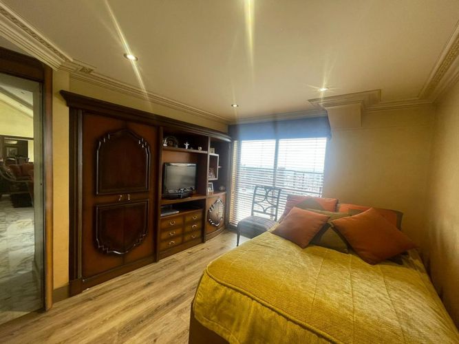 Apartamento de 5 alcobas en venta en Los Rosales, Bogotá, 279 m² · foto 19 de 24