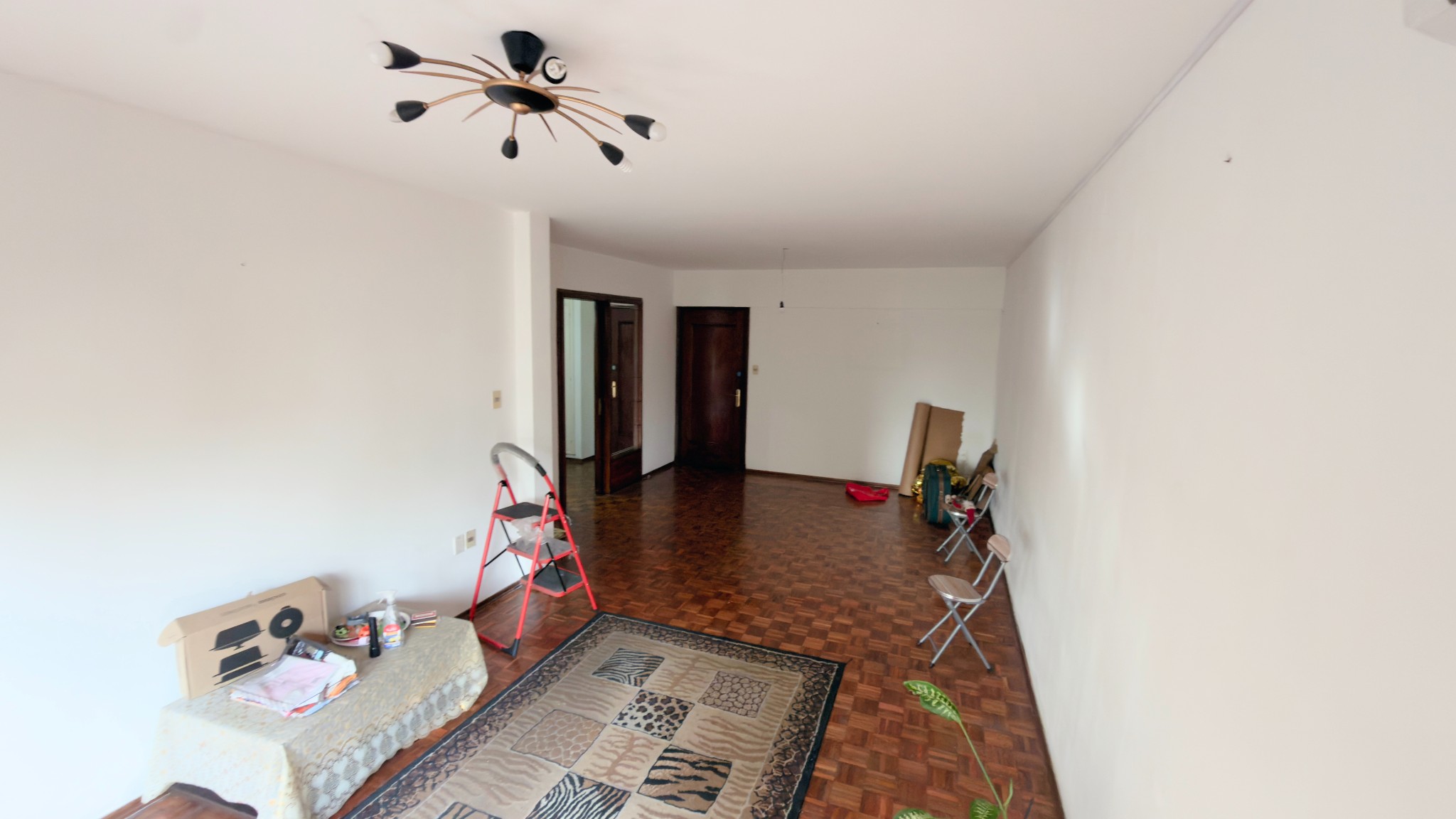 Apartamento en el centro: amplios espacios y elegancia clásica con mucha iluminación. – pohled 2
