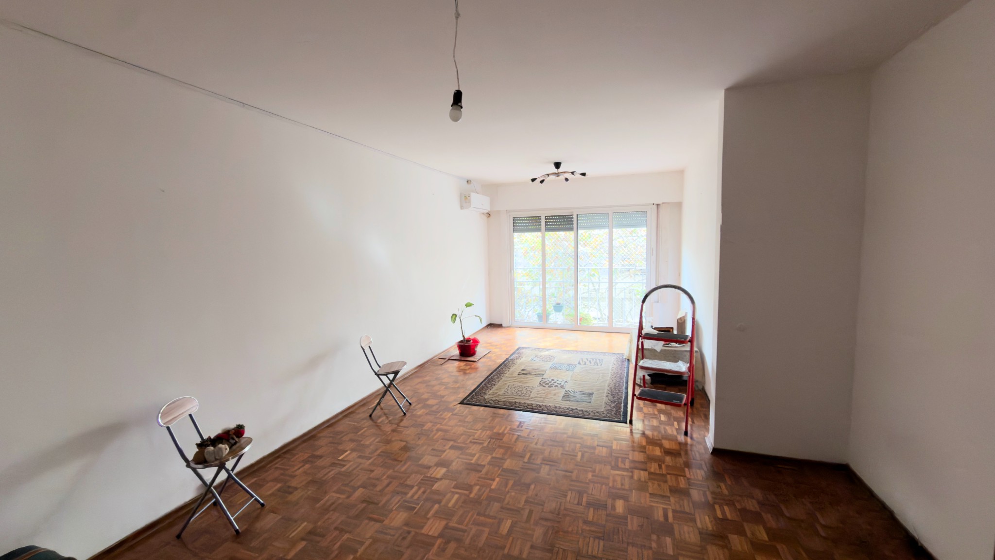 Apartamento en el centro: amplios espacios y elegancia clásica con mucha iluminación. – pohled 6