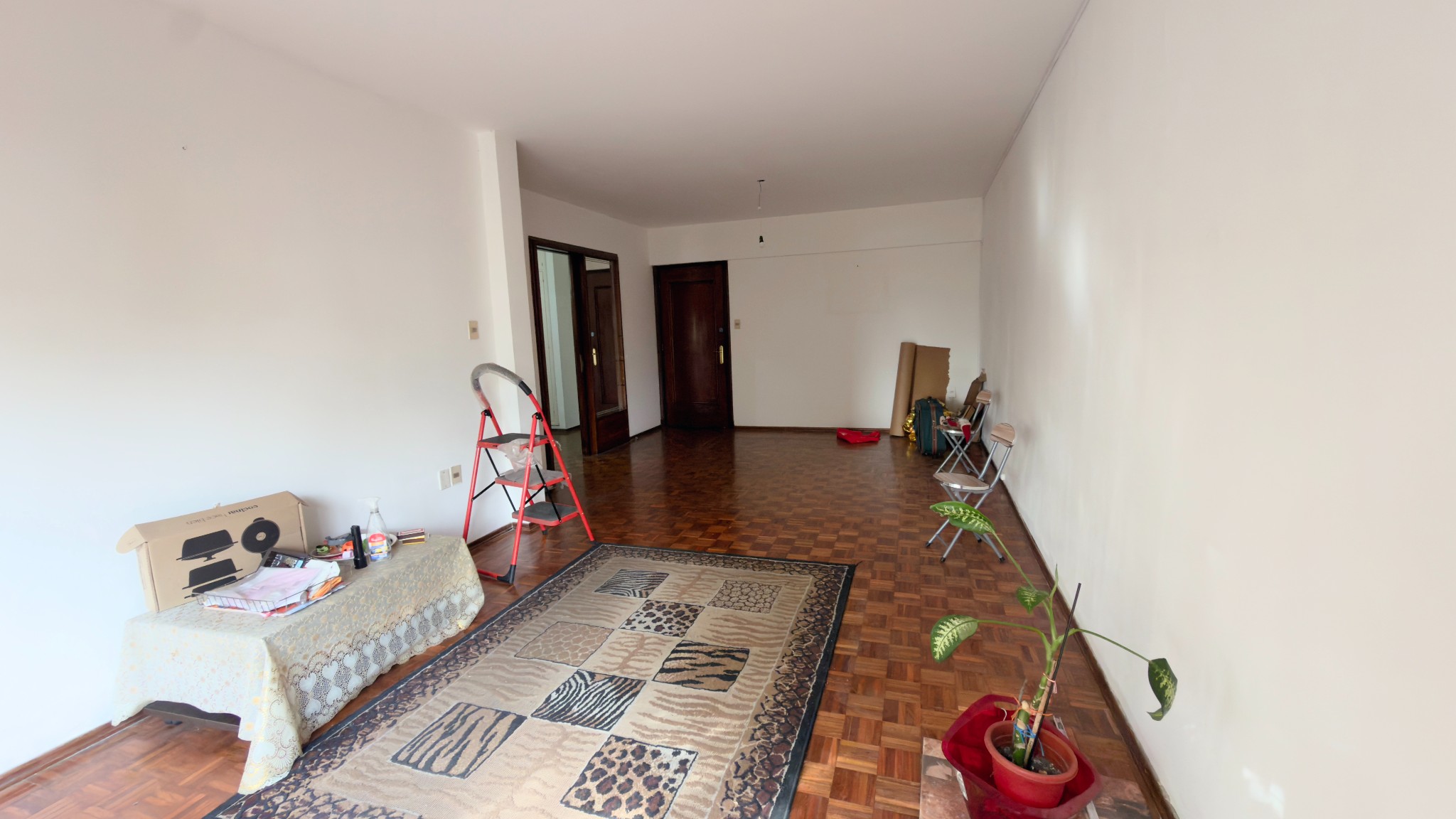 Apartamento en el centro: amplios espacios y elegancia clásica con mucha iluminación. – další