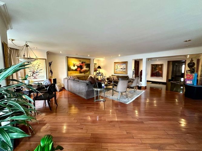 Apartamento de 3 alcobas en venta en La Cabrera, Bogotá, 396 m² · foto 2 de 24