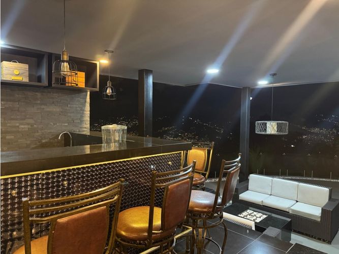 Casa de 4 alcobas en venta en Las Palmas, Medellín, 560 m² · foto 2 de 24