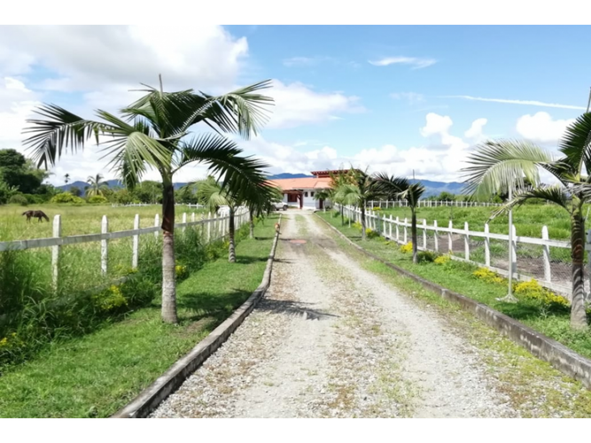 Finca en venta en Sector Parque Valencia, Armenia, 450 m² · foto 2 de 24