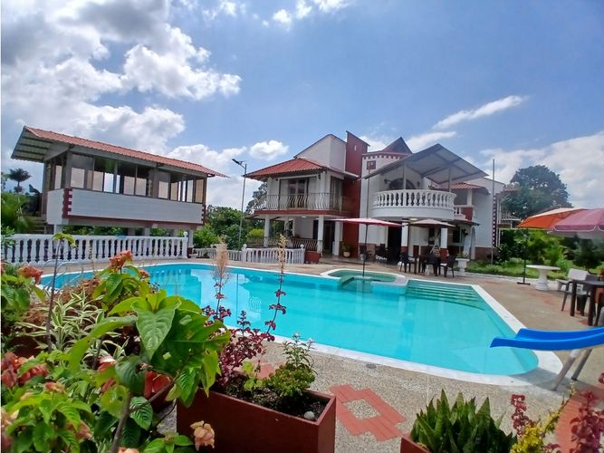 Casa de 6 alcobas en venta en Armenia, 840 m² · foto 2 de 24