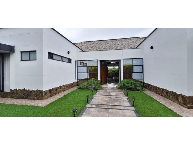 Casa de 4 alcobas en venta en Vía El Caimo, Armenia, 240 m² · foto 2 de 24