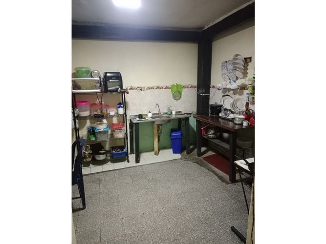 Casa de 6 alcobas en venta en La Milagrosa, Medellín, 90 m² · foto 9 de 11