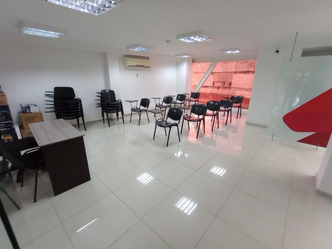 Edificio en venta en Granada, Cali, 2214 m² · foto 2 de 24