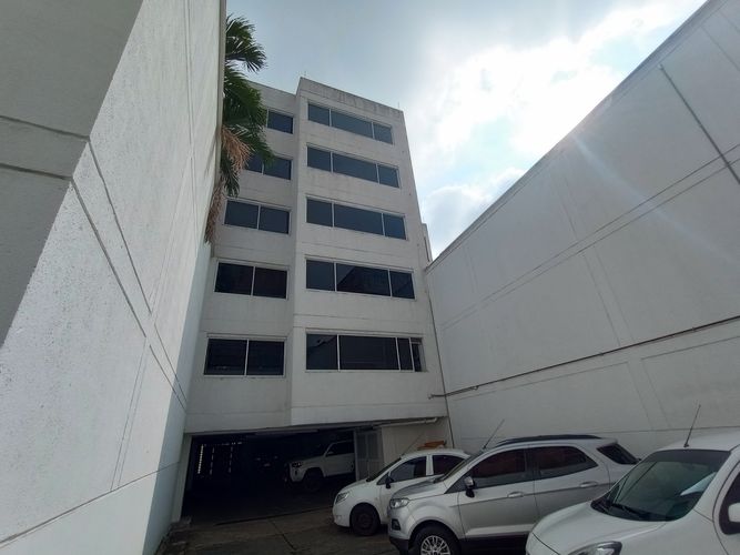 Edificio en venta en Granada, Cali, 2214 m² · foto 3 de 24