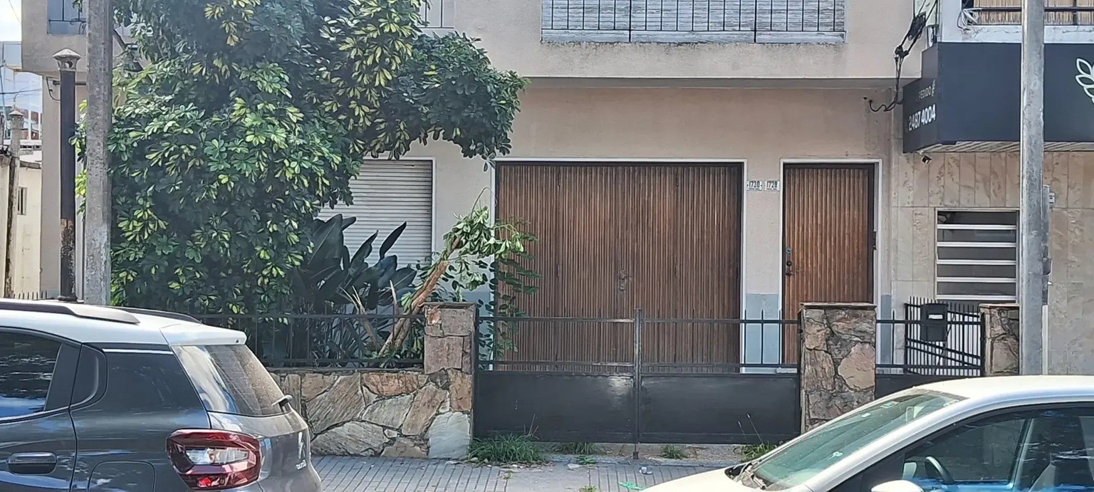 ALQUILER CASA EN BUCEO DE 2 PLANTAS, 4 DORMITORIOS, 2 BAÑOS, TERRAZA CON PARRILLERO, 2 COCHERAS