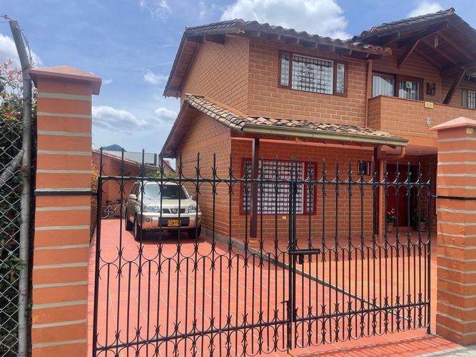 Casa de 5 alcobas en venta en La Ceja, 1315 m² · foto 2 de 24