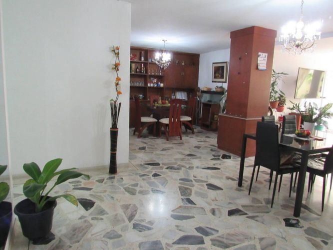 Apartamento de 3 alcobas en venta en Versalles, Cali, 156 m² · foto 2 de 24