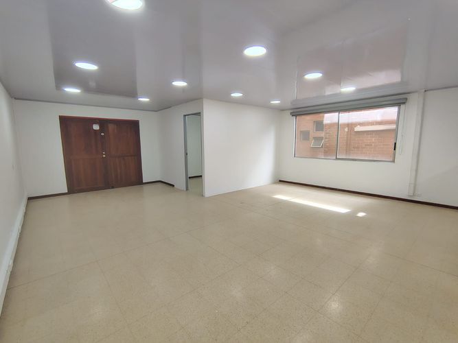 Oficina en venta en Cristo Rey, Medellín, 107 m² · foto 2 de 12