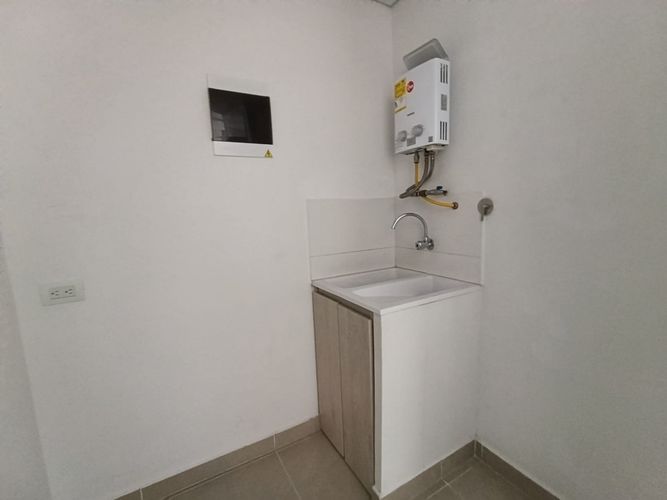 Apartamento de 2 alcobas en arriendo en Loma Del Escobero, Envigado, 76 m² · foto 3 de 14