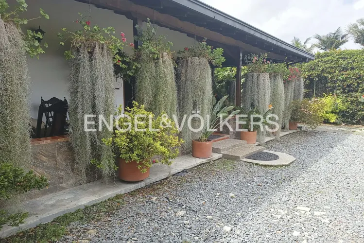 Casa de 6 alcobas en venta en Guamito, La Ceja, 550 m² · foto 3 de 8