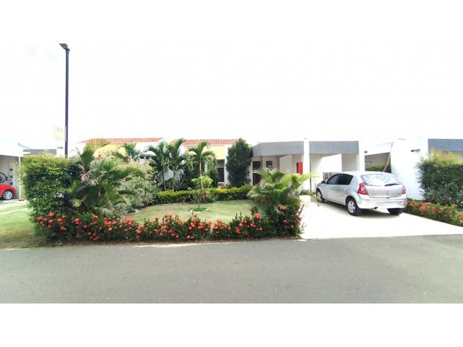 Casa de 3 alcobas en venta en El Castillo, Jamundí, 315 m² · foto 2 de 24