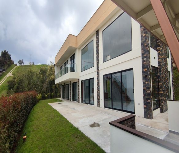 Finca en venta en San Jose, Guarne, 2413 m² · foto 2 de 24