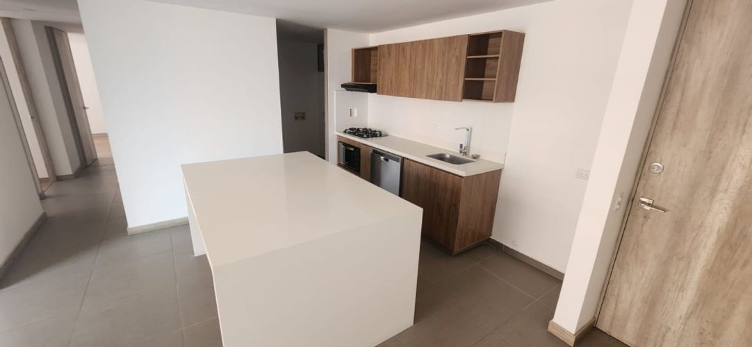 Apartamento de 3 alcobas en arriendo en Villa Carlota, Medellín, 94 m² · foto 2 de 13