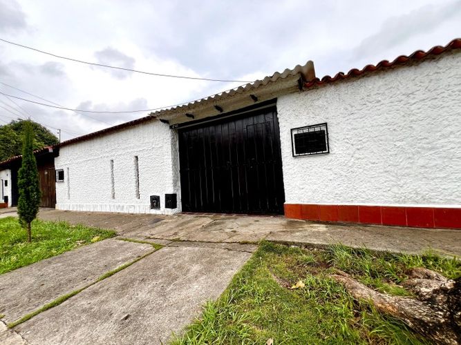 Casa de 4 alcobas en venta en El Refugio, Cali, 273 m² · foto 2 de 24