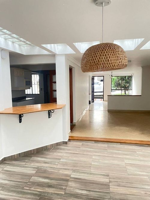 Casa de 5 alcobas en venta en El Diamante No. 2, Medellín, 289 m² · foto 2 de 24