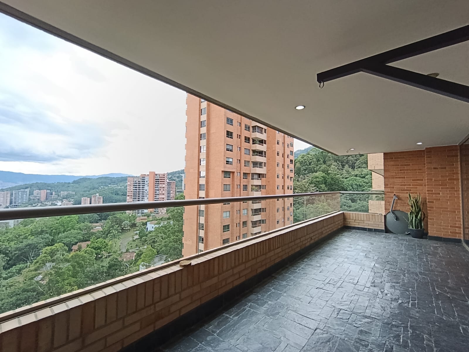 Apartamento en arriendo en El Poblado, Medellín · foto 4 de 20