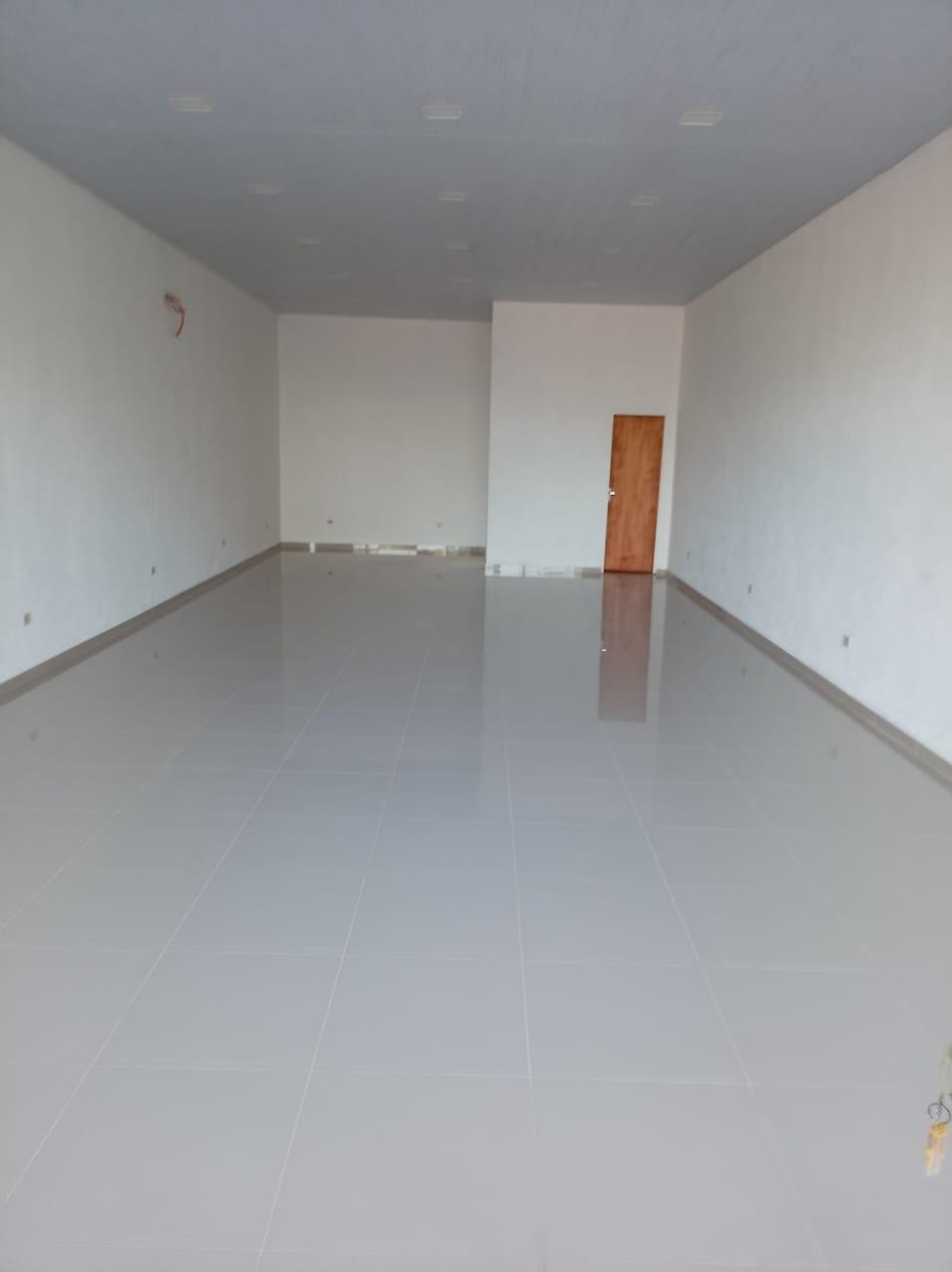 APROVECHA LOCATION LOCATION LOCATION!! HERMOSOS Y SUPER BIEN UBICADOS ALQUILO LOCALES COMERCIALES A ESTRENAR SOBRE MADAME LYNCH. Opciones flexibles: 284 m² totales (tres locales) o unidades individuales de 108 m² y dos de 88 m². — foto 2