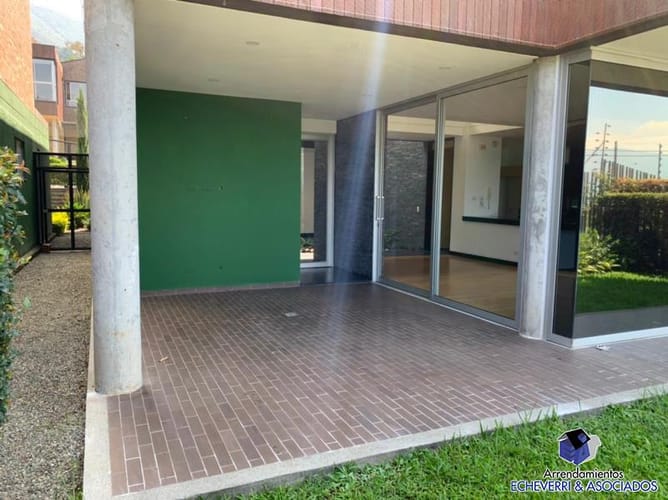 Casa de 4 alcobas en venta en Loma El Atravesado, Envigado, 321 m² · foto 2 de 19