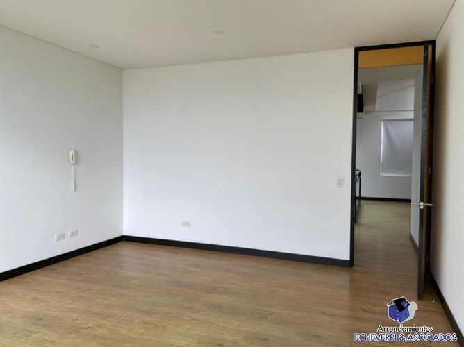 Casa de 4 alcobas en venta en Loma El Atravesado, Envigado, 321 m² · foto 10 de 19