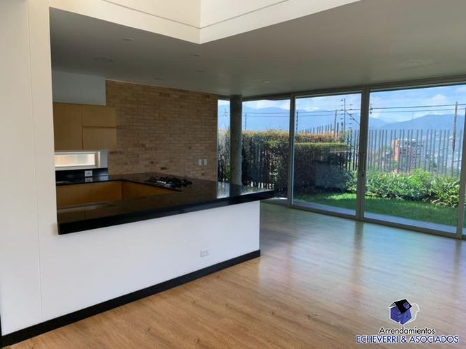 Casa de 4 alcobas en venta en Loma El Atravesado, Envigado, 321 m² · foto 11 de 19